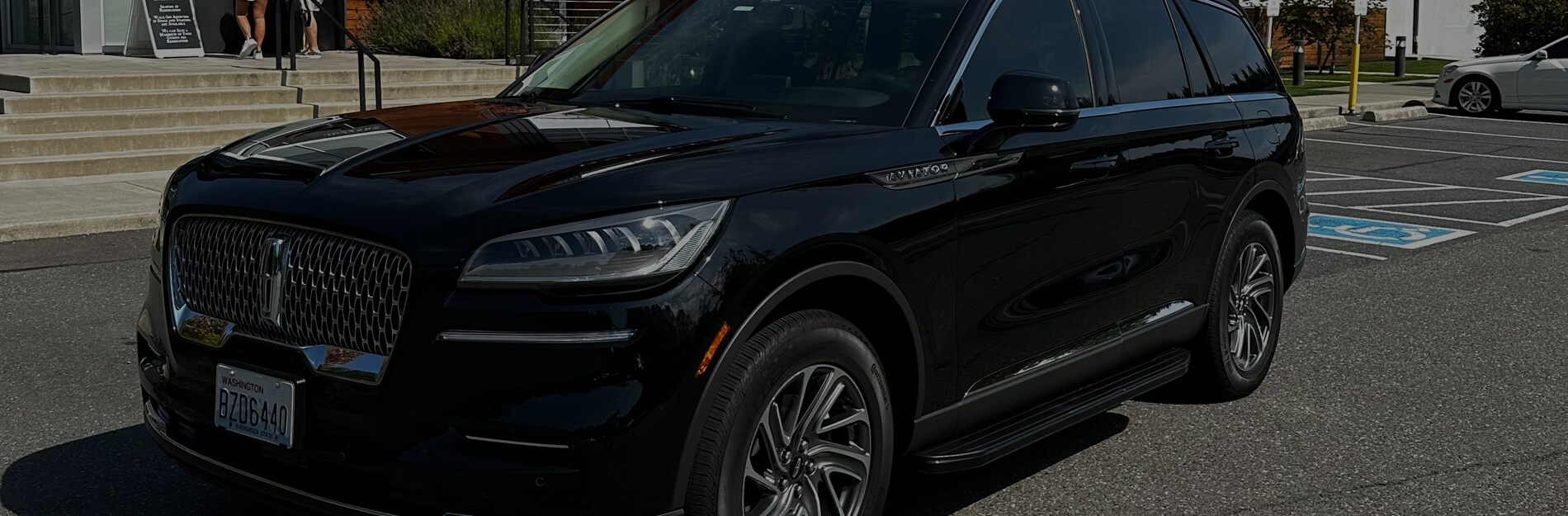 Starline's luxury SUV dropping off passengers in Seattle