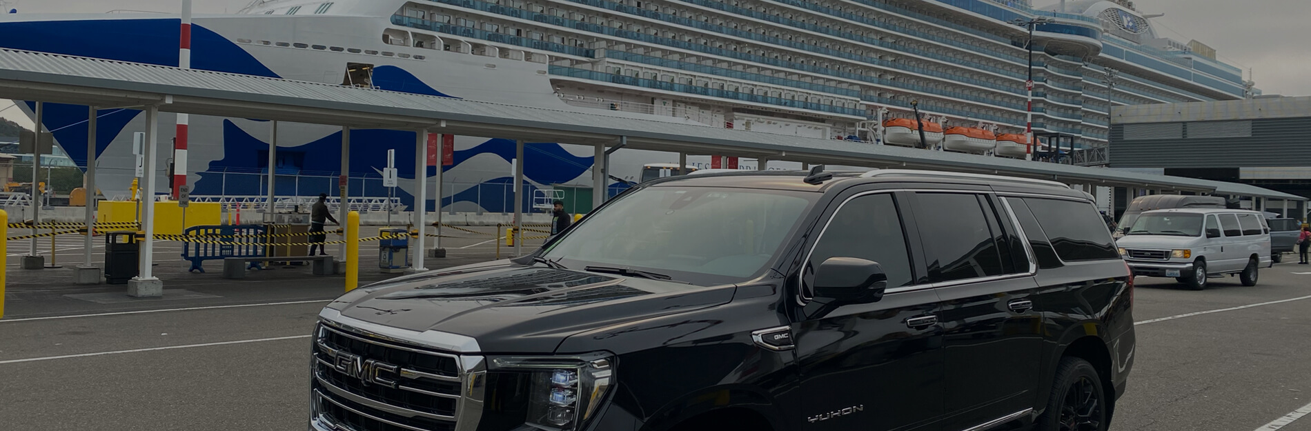 Starline's SUV dropping off passengers at Seattle Cruise Port