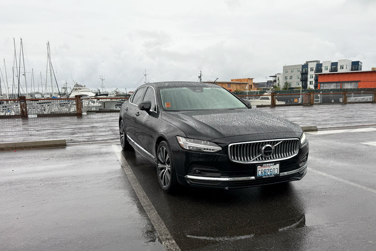 Starlines Volvo luxury sedan waiting for a passengers during round trip car service