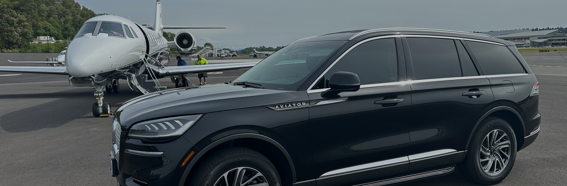 Black Lincoln Aviator dropping a passenger off at Boeing Field, King County International Airport