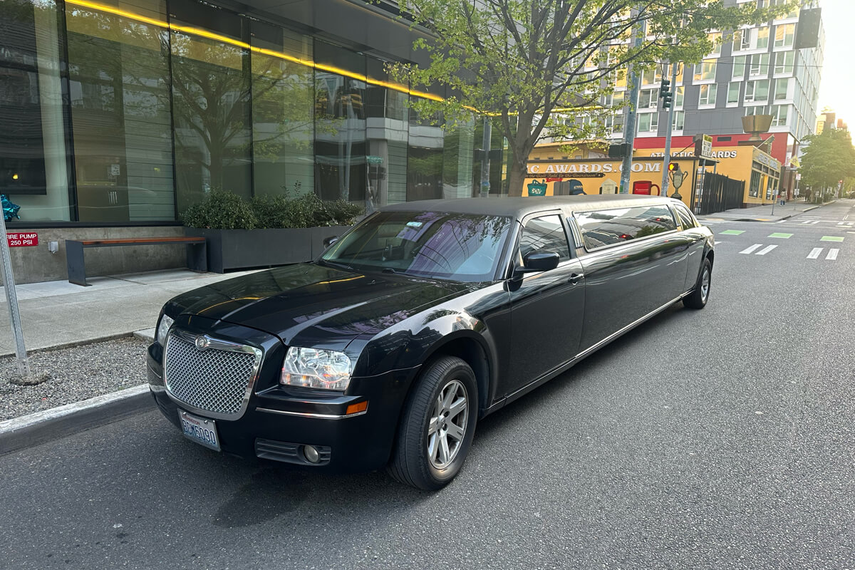 Starline stretch limo in waiting for passengers in downtown Seattle