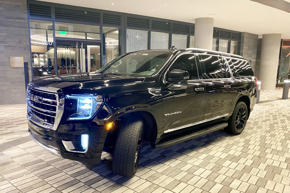 Starline's black luxury SUV waiting at a high-end hotel entrance for an executive pickup.