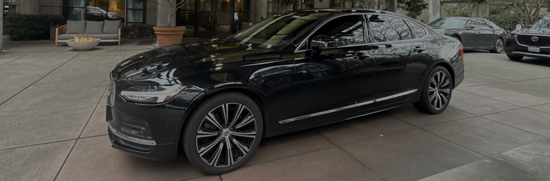 Starline's luxury sedan waiting for passenger at Bellevue Club Hotel