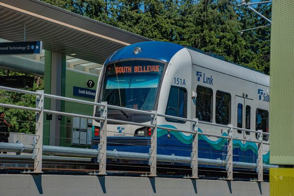 SeaTac to Bellevue: Rideshare, Taxi, Link, or Private Car? What Matters Most After a Flight