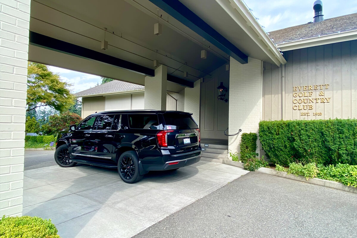 Black SUV parked at Everett Golf & Country Club entrance